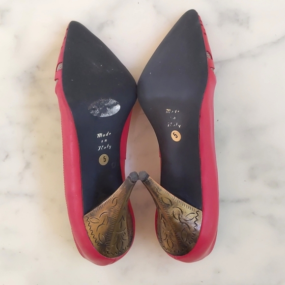 Woman's shoes with front design and  gold color heels with carved design. - Picture 5 of 6